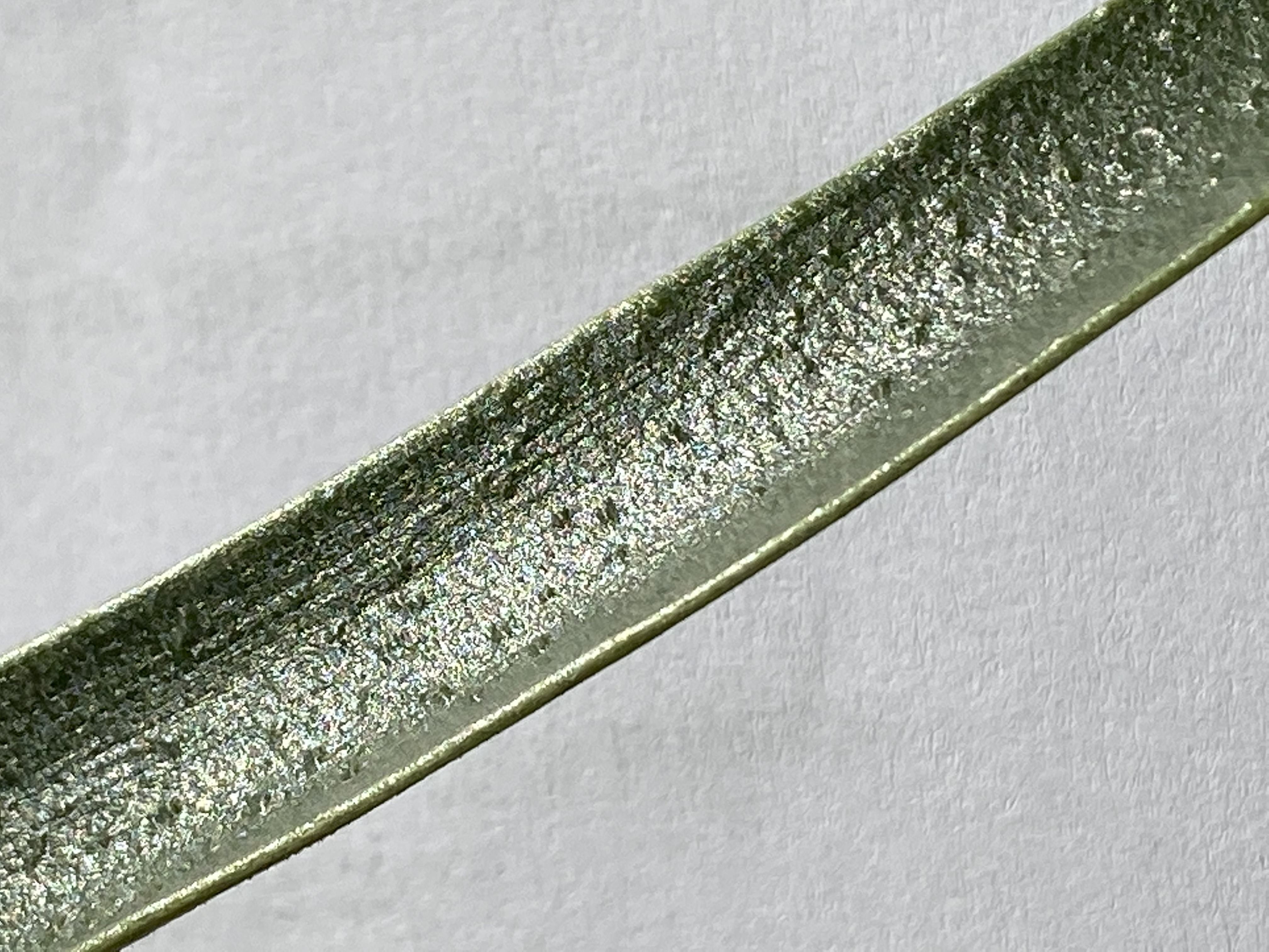 Leaflets have nodules on the upper part with a dark glabrous green colour. Image